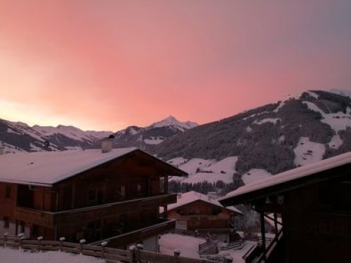 Der Winter 2020 / 2021 war  für unsere Osttiroler ein extremer Winter mit enormen Neuschneemengen , hier gibts nun Bilder querbeet durch Nordtirol , Osttirol und Südtirol !  